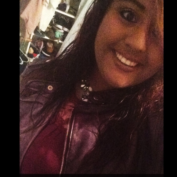 Profile Picture of Itzel Guevara (@itzelyy19) on Poshmark