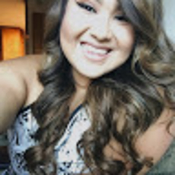 Profile Picture of Dunelle Longoria (@dunellelongoria) on Poshmark