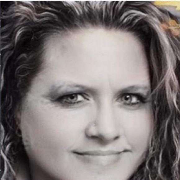 Profile Picture of Melissa Lucas (@mlucas2047) on Poshmark