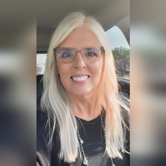 Profile Picture of Shawna Witt (@sgulbranson72) on Poshmark