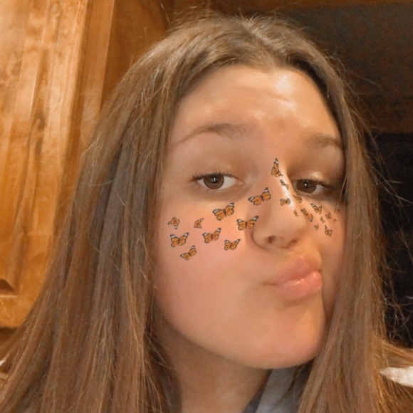 Profile Picture of Gigi Stehling (@gigistehling12) on Poshmark