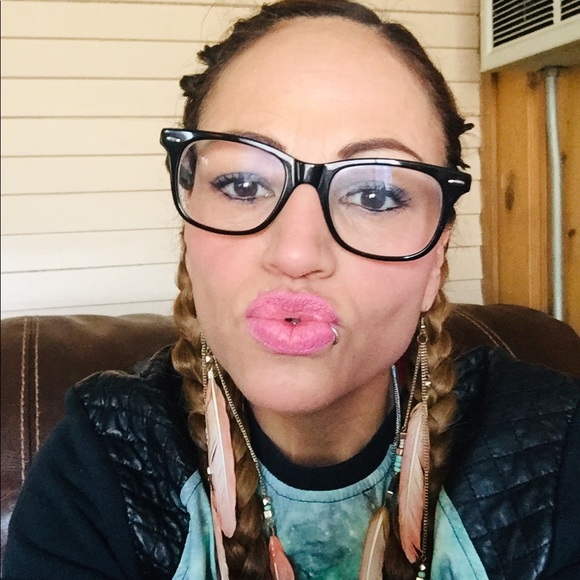 Profile Picture of Nora Leichleiter (@noraleichleiter) on Poshmark