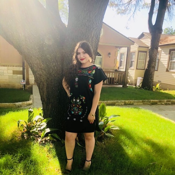 Profile Picture of Ana Anselmo (@anaanselmo) on Poshmark
