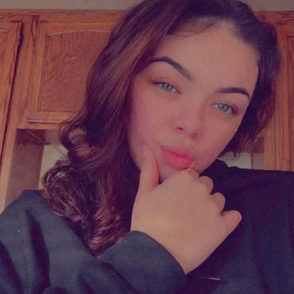 Profile Picture of Deziree Menagh (@dezireelove) on Poshmark