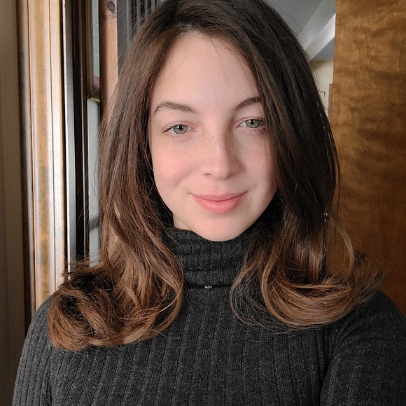 Profile Picture of Elizabeth Broadbent (@e_broadbent) on Poshmark