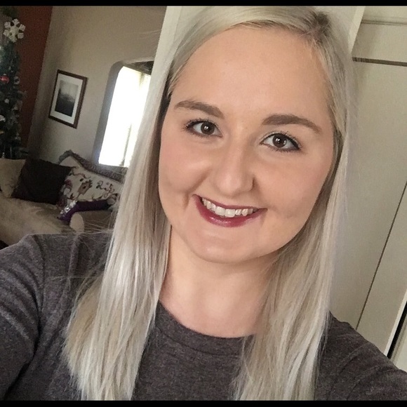 Profile Picture of Ashley Wrubel (@ashraew) on Poshmark