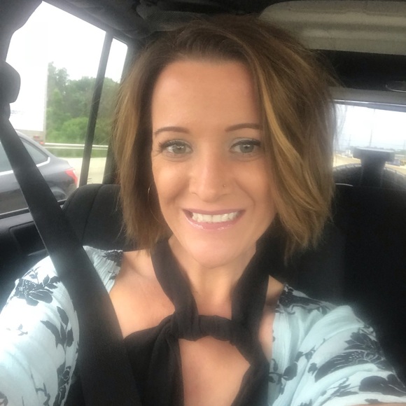 Profile Picture of Kristy Akai (@kristyakai) on Poshmark