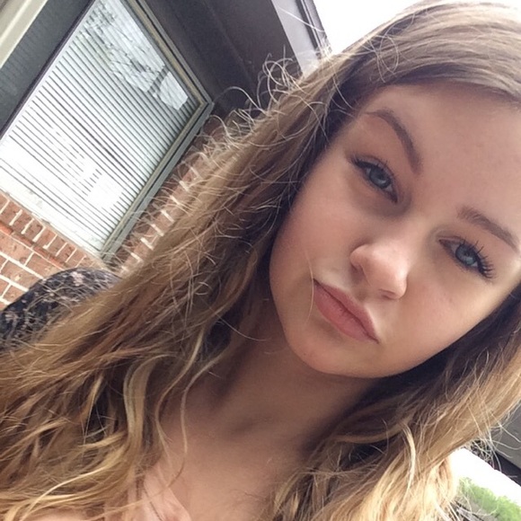 Profile Picture of Camryn Helmcamp (@camrynhelmcamp) on Poshmark