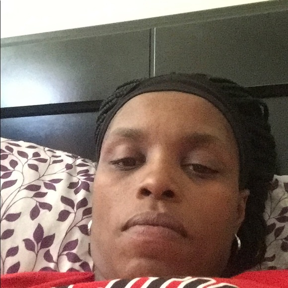 Profile Picture of Minesha Elkuns (@minesha) on Poshmark
