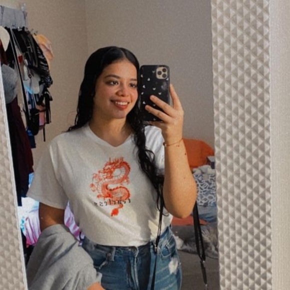 Profile Picture of Daniela Barragán (@danielabarra424) on Poshmark