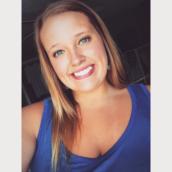 Profile Picture of Madi Busenlehner (@madib_nicole) on Poshmark