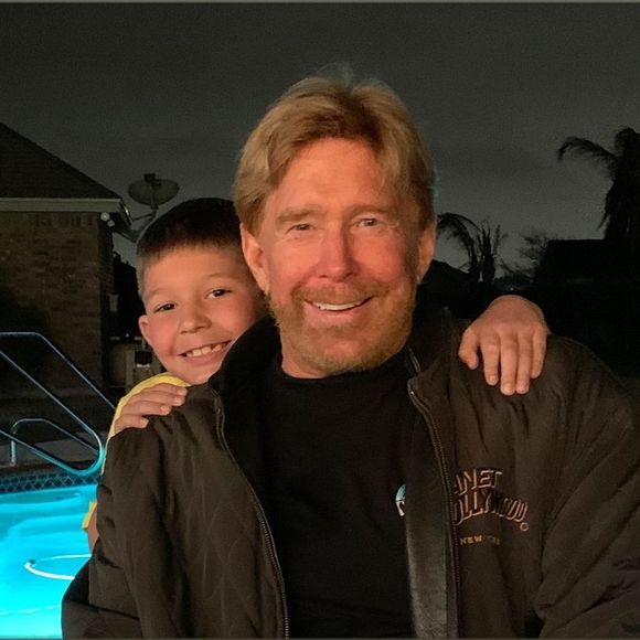 Profile Picture of Kevin Saunders (@kevinsaunder727) on Poshmark