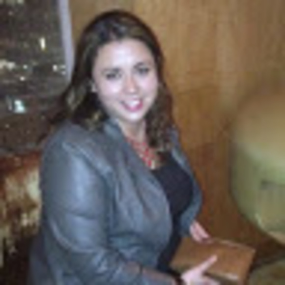 Profile Picture of Lauren Gouzie fonvielle (@lgouzie) on Poshmark
