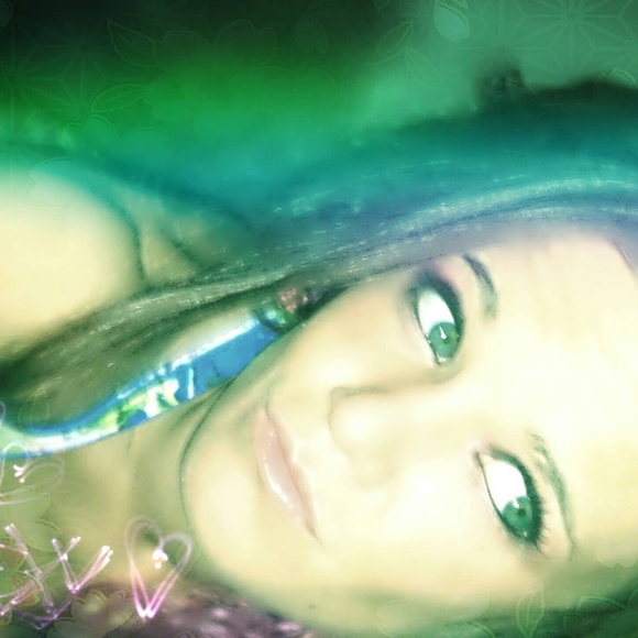 Profile Picture of Elizabeth Hurrle (@lizmihja) on Poshmark