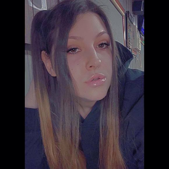 Zoey Becker - Poshmark Profile Picture of Zoey Becker (@zoeyxo_xo) on Poshmark