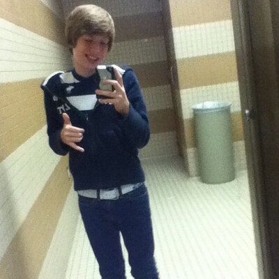 Profile Picture of Cameron Overfield (@short_boy_swagg) on Twitter