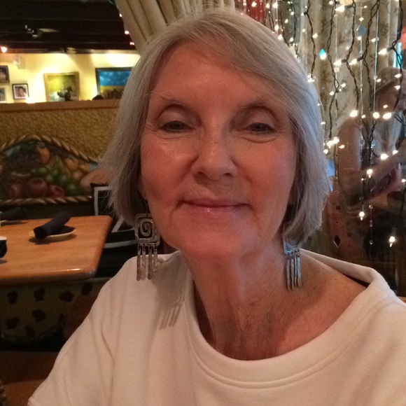 Profile Picture of Janet Klinger (@fayez2) on Poshmark