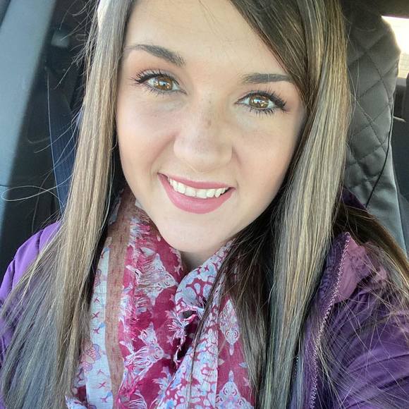 Profile Picture of Alexandra Mahony (@alexmahony) on Poshmark
