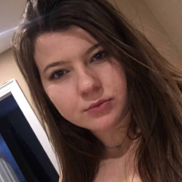 Profile Picture of Hannah Laszlo (@hannahlas) on Poshmark