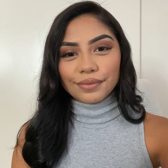 Profile Picture of Stephanie Montes (@stephanie_aime) on Poshmark