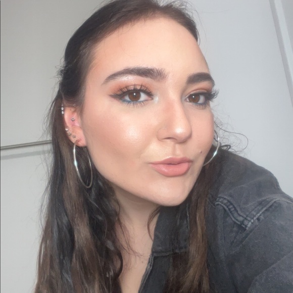 Profile Picture of Carly Ackerman (@carlyack23) on Poshmark