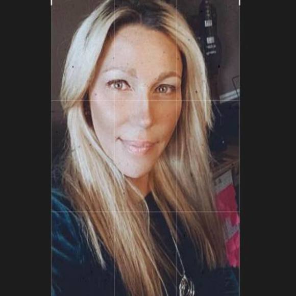 Profile Picture of Michelle Bixler (@shellers2) on Poshmark