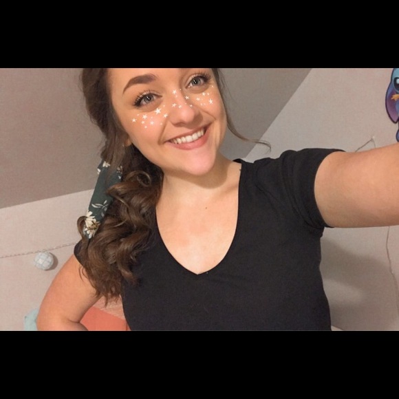 Profile Picture of Olivia Dieterlen (@odieterlen) on Poshmark