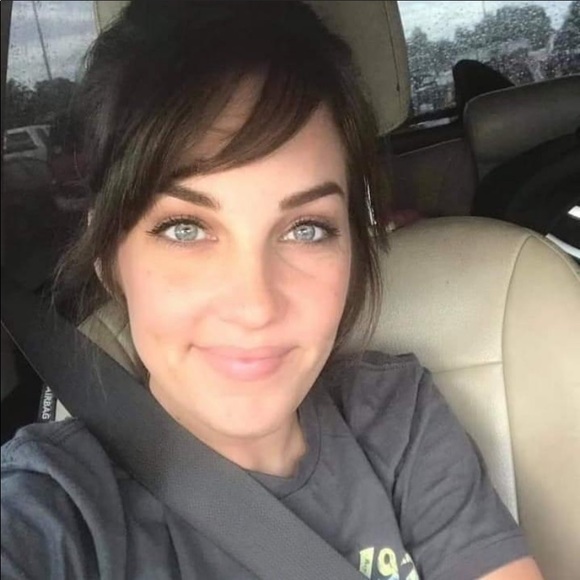 Profile Picture of Leah Genobles (@leahgenobles) on Poshmark