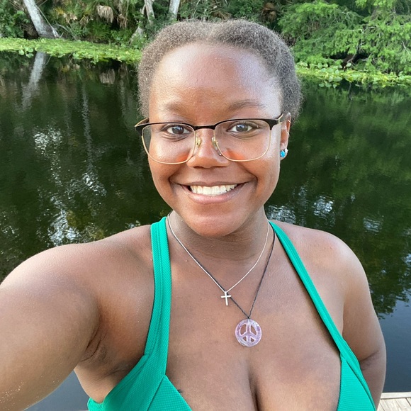 Profile Picture of Kennedy Richardson (@kennedillia) on Poshmark