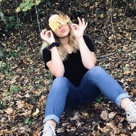 Profile Picture of Amberlyn Grabowski (@amberlyn_g) on Poshmark