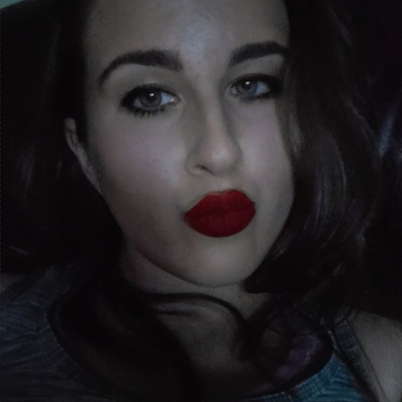 Profile Picture of Gabrielle Davison (@ggdaviso) on Poshmark