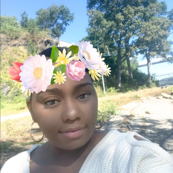 Profile Picture of Chiffon Holman (@zeleyah) on Poshmark