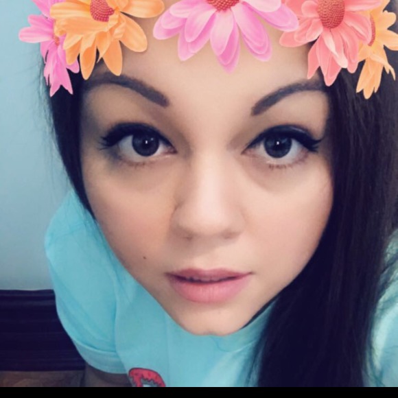 Profile Picture of Carmen Calderon (@kaararvizu) on Poshmark