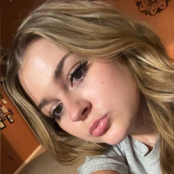 Profile Picture of Annabelle Murphy (@annabeem) on Poshmark