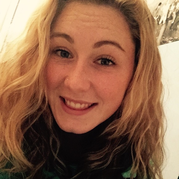 Profile Picture of Ally Helberg (@ahelberg220) on Poshmark