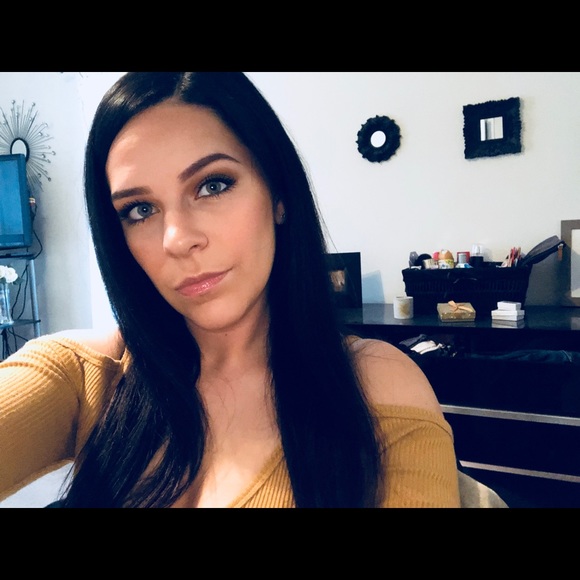 Profile Picture of Ashley Varrone (@ashleyvarrone) on Poshmark