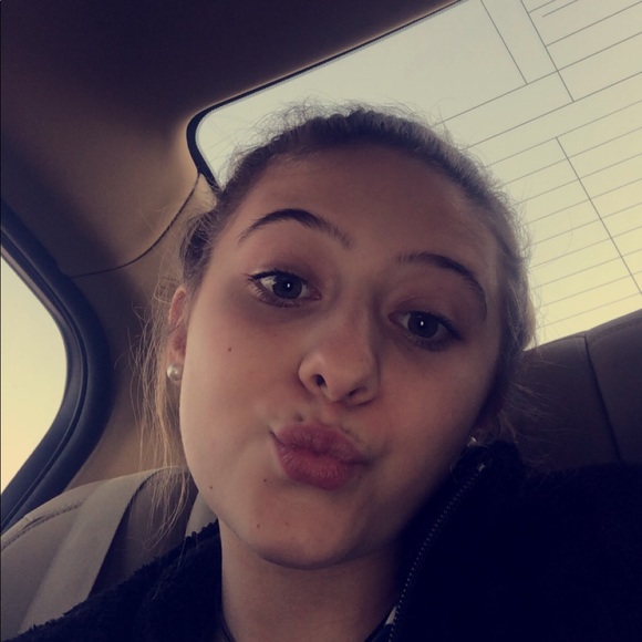 Profile Picture of Ella Benzel (@ellabenzel) on Poshmark