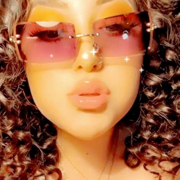 Profile Picture of Kimberly Corzo (@kimberlycorzo) on Poshmark