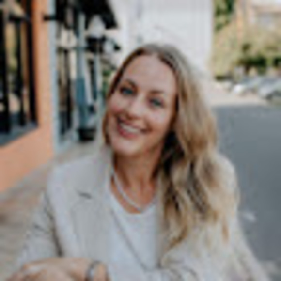 Profile Picture of Erin Quinn (@erinquinn888) on Poshmark