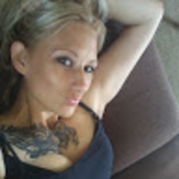 Profile Picture of Deszahree Baurle (@dezzi2319) on Poshmark