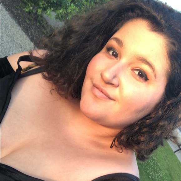 Profile Picture of Bea Rodriguez (@bumbling_bea) on Poshmark