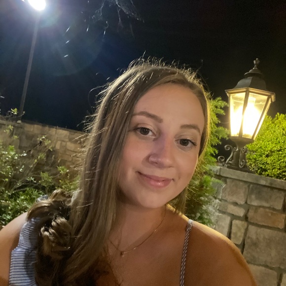 Profile Picture of Callie Fucarino (@calliefucarino) on Poshmark