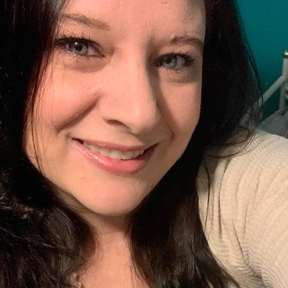 Profile Picture of Heather Lowe (@heatherlowe710) on Poshmark