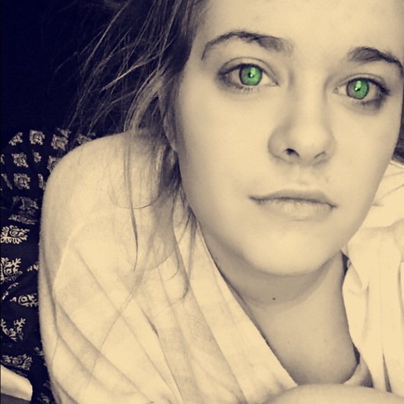 Profile Picture of Daisy Schonfeld (@daisyschonfeld) on Poshmark