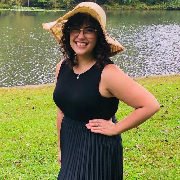 Profile Picture of Jen Taranto (@jennifermai) on Poshmark