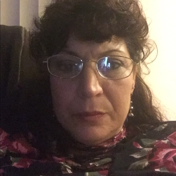 Profile Picture of Adele Giannelli (@adelegiannelli) on Poshmark