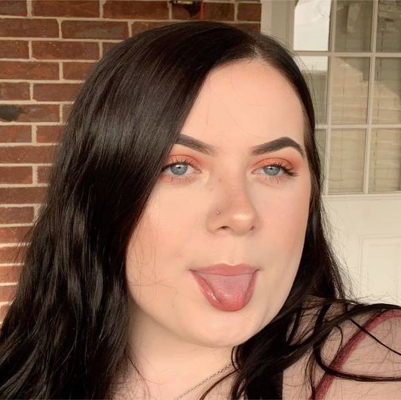 Alexis Phinney - Poshmark Profile Picture of Alexis Phinney (@alexisphinney) on Poshmark