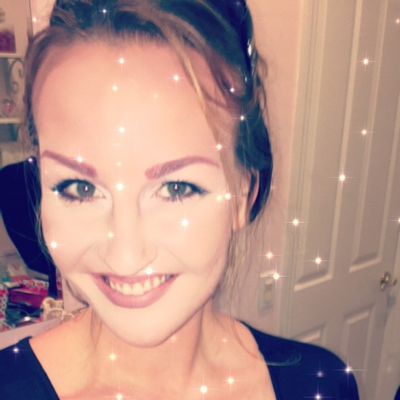 Profile Picture of Arielle Nichole (@ariellenh) on Poshmark