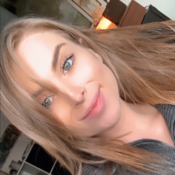 Profile Picture of Alexandra Hutton (@akohlbyh) on Poshmark