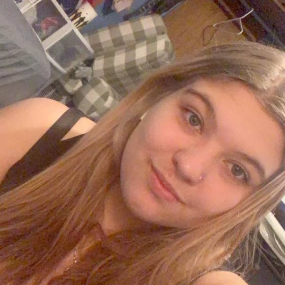 Profile Picture of Lyndsee Schoffstall (@lyndsee_s) on Poshmark